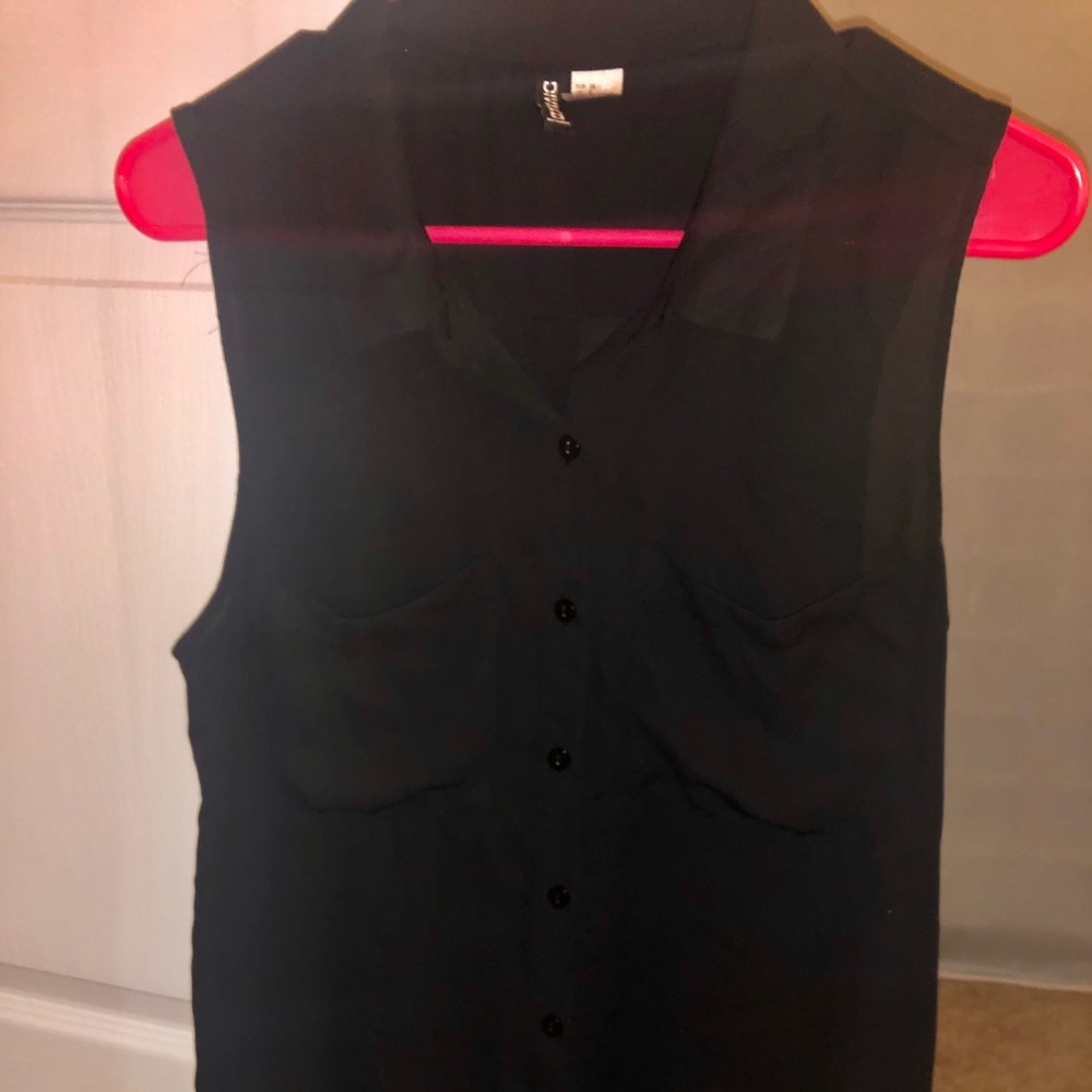 Collared Sleeveless Top